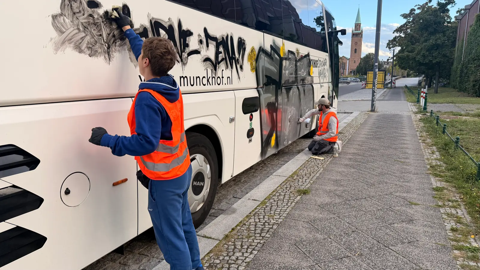 Manuelle Bearbeitung der besprühten Buskarosserie während der Graffitientfernung