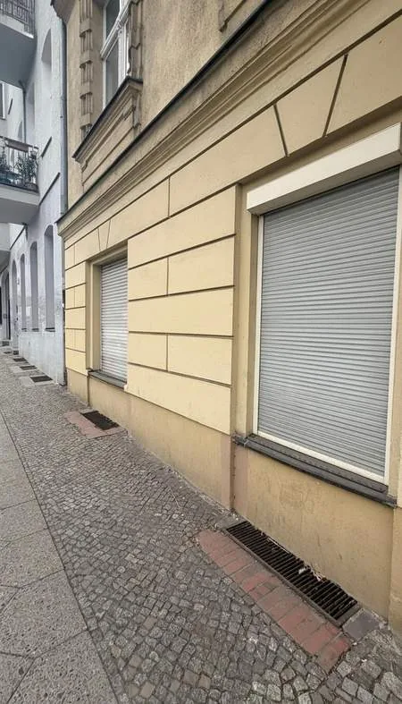 Rollladen und Fassadenteile nach der Graffitientfernung in Berlin-Mitte