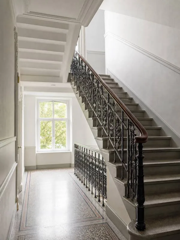 Treppenhausreinigung Berlin – Gepflegtes Altbau-Treppenhaus nach professioneller Reinigung Treppenhausreinigung Berlin – Gepflegtes Altbau-Treppenhaus nach professioneller Reinigung