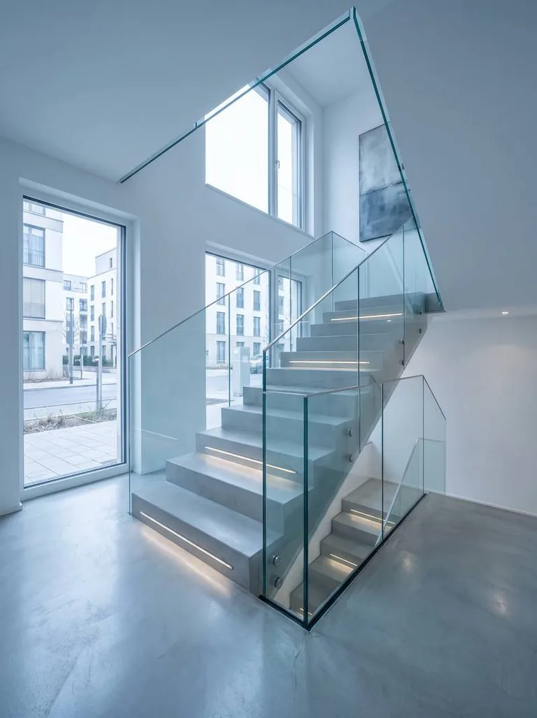 Modernes Treppenhaus in einem Berliner Neubau nach professioneller Reinigung