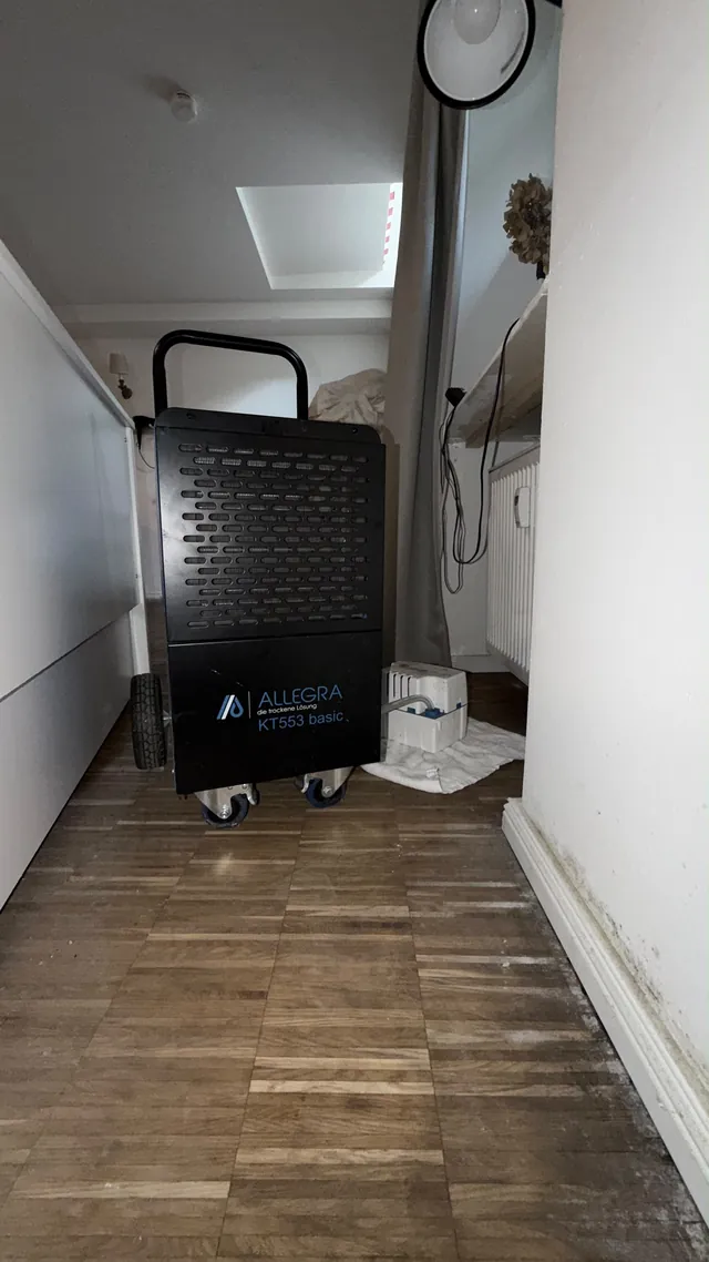 Allegra-Trockner und Kondensatpumpe im Souterrain mit Schäden am Wandfuß