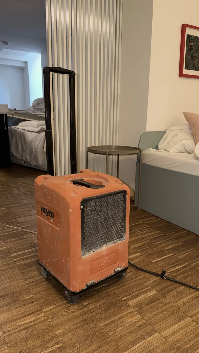 Kondensationstrockner im Wohnbereich der Souterrain-Wohnung